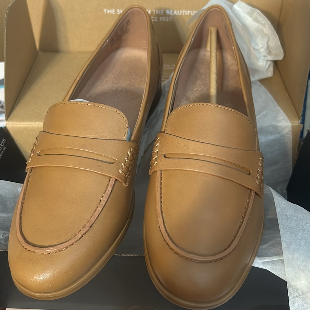 Naturalizer genuine leather Loafers size 9 color English Tea. NWT